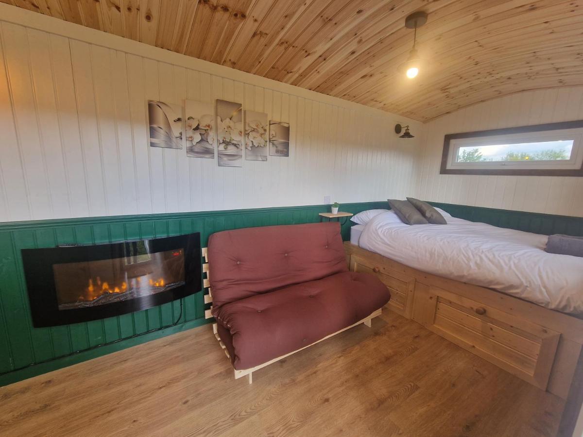 Cwtch Glamping Shepherds Huts Abergavenny Exterior foto